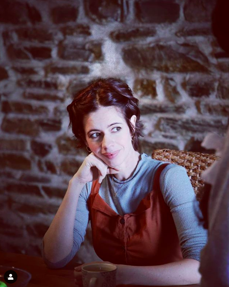 bollywood-actress-kalki-koechlin-instagram-posing-infront-of-wall-entertainments-saga