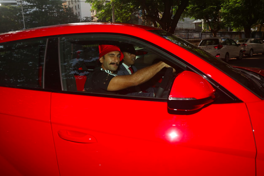 bollywood-actor-ranveer-singh-driving-red-lamborghini-urus-entertainments-saga