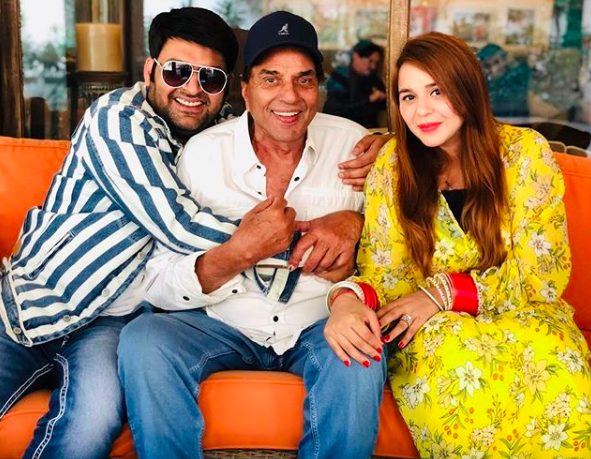 Kapil-Sharma-and-Wife-Ginni-Chatrath-dharmendra-posing-for-picture-latest-entertainment-news-india