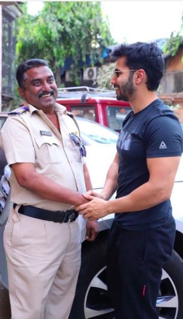 bollywood-actor-varun-dhawan-shaking-police-officer-hand