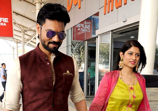 tv-star-Gaurav-Chopra-with-his-wife-at-the-airport-wikimedia-entertainments-saga