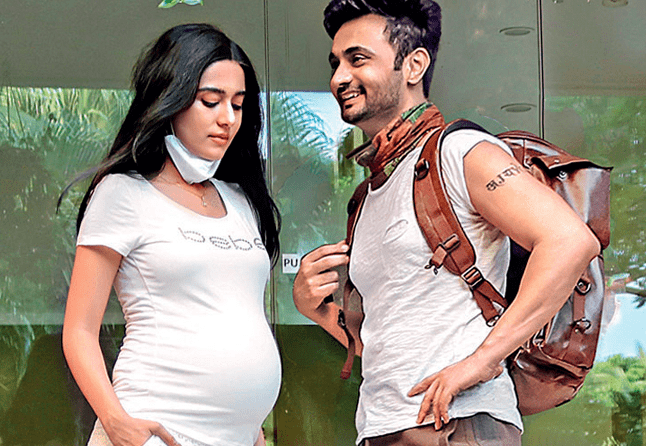 rj-anmol-amrita-rao-pregnant-bollywood-hot-gossips-online